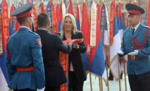 Proslava Dana srpskog jedinstva: Vulin uručio Cvijanovićevoj replike ratnih zastava