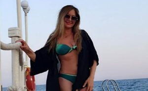 Mlađe kolegice joj zavide na figuri: Danica Maksimović pokazala duge noge na moru FOTO