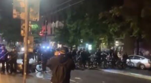 Tenzije rastu! Demonstrant ležao na ulici, policajac biciklom prešao preko njegove glave VIDEO