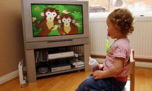Roditelji treba da znaju: Može li gledanje televizije uticati na razvoj vida kod djeteta