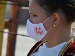 Prvi dan škole: Djevojčica sa zaštitnom maskom sa amblemom Republike Srpske