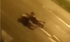 Ludosti noćnog provoda! Pijane djevojke u kratkim suknjicama se valjaju po ulici, internet “gori” VIDEO