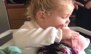Primjer čiste ljubavi! Djevojčica (3) uzima u ruke tek rođenu sestru i izgovara riječi koje tope srce VIDEO