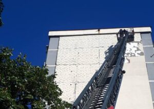 Bila opasnost za građane: Vatrogasci sklonili preostali dio fasade sa zgrade u Boriku FOTO