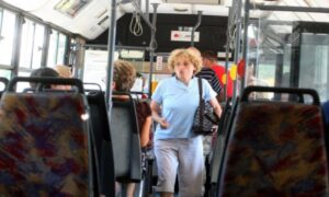 Drama u gradskom prevozu: Puklo staklo sa prozora u autobusu i povrijedilo dijete (13)