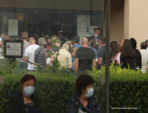 “Dišemo jedni drugima za vrat”: Građani ogorčeni zbog gužve ispred kancelarije za izdavanje dokumenata u Banjaluci