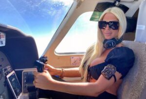Karleuša kao kopilot: Pjevačica sjela za volan aviona VIDEO