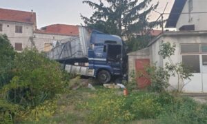 Drama na rano jutro! Kamion iz BiH udario u kuću, povrijeđen vozač