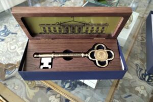 “Uvek možeš da uđeš ovde”: Vučiću na poklon ključevi Bijele kuće