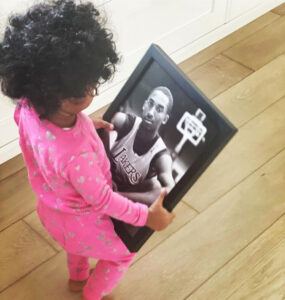 Srce puca! Kćerka koja nije zapamtila Kobija Brajanta drži sliku pokojnog oca