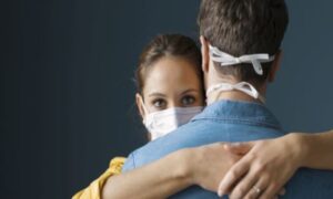 Zaštita od korone! Ljekari savjetuju izbjegavanje ljubljenja i nošenje maski tokom seksa