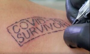 “Pričaću svojim unucima”: On radi besplatne tetovaže za one koji su pobijedili koronu VIDEO