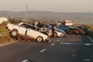 Teška saobraćajka: Devet osoba povrijeđeno u lančanom sudaru sedam auta i kamiona
