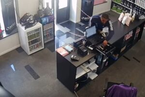 Hrabra prodavačica: Savladala lopova i predala ga policiji VIDEO