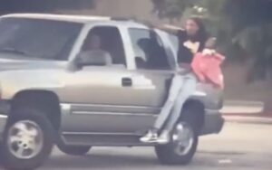 Prizor šokirao sve: Majka sa djetetom u naručju visi s automobila VIDEO