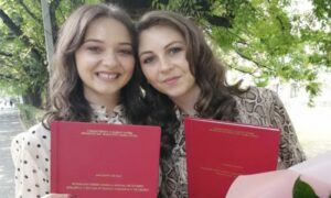 Banjaluka mjesto neopisive sreće i ponosa! Sestre Marijana i Dejana diplomirale u istom danu