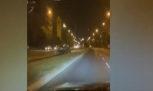 “Mercedesom” po tramvajskim šinama: Još jedna suluda vožnja šokirala građane VIDEO