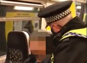 Frka u metrou: Putnik nije nosio masku, kada je prišao policajac nastao je haos VIDEO