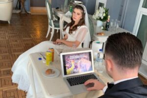 Da ne povjeruješ: Mladoženja na laptopu igrao igrice na vjenčanju