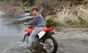 Propao plan! Motorom pokušao da pređe rijeku, pa ga prijatelji morali spasavati VIDEO