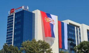 Sa zgrade se vijore zastave: Ovako Mtel čestita zajednički praznik Srpskoj i Srbiji FOTO