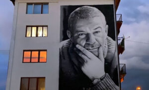 Srpski glumac oslikan na stambenoj zgradi: Sokolac krasi lik Nebojše Glogovca