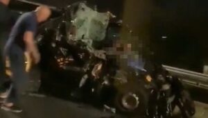 Stravičan sudar kamiona i kombija: Čovjek ispao kroz šoferšajbnu, kombi potpuno smrskan