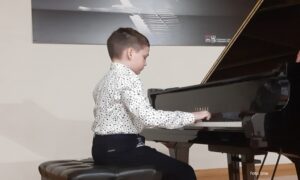 Talentovani Novak! Desetogodišnjak iz Bijeljine “k'o od šale” svira Mocarta i Betovena