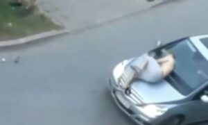 Kad si pijan, nisi svoj! Mladić skakao na automobil, urinirao na ulici, pa uhapšen VIDEO