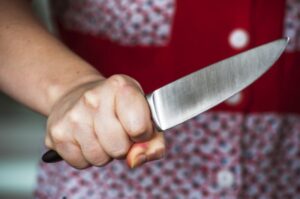 Borio se za život: Nakon svađe, žena nožem napala muža