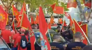 Počelo okupljanje u Podgorici: Sa druge strane pozdrav trobojkama VIDEO