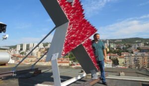 „Samoodbrambena“ crvena petokraka osvanula na neboderu u Rijeci FOTO