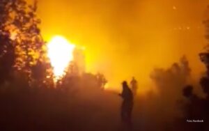 Dramatično u Mostaru: Veliki požar ugrožava kuće, mještani pomažu vatrogascima VIDEO