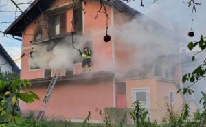 Zapaljena kuća u Bihaću: Policija sumnja na migrante