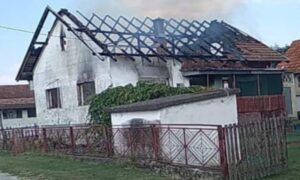 Buktinja bila moćnija od vatrogasaca: Vatra “progutala” porodičnu kuću