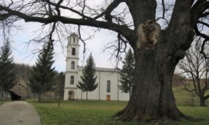 Jedinstvena bogomolja! Pravoslavnoj crkvi kod Tuzle umjetnici iz Srbije vraćaju stari živopis