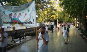 “Ako mogu svadbe, mogu i škole”: Protest roditelja u Mostaru VIDEO