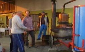 “Gdje je čakija, prevrnuću kazan”: Snimak pečenja rakije kod Dervente izmami smijeh do suza VIDEO