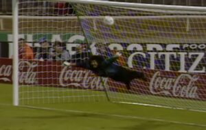 Najluđa odbrana u istoriji fudbala: “Škorpion” koji je obilježio karijeru Renea Iguite VIDEO