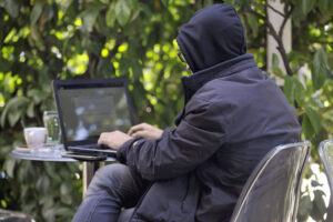 MUP upozorava: Građani meta sajberprevaranata, “napadaju” preko društvenih mreža