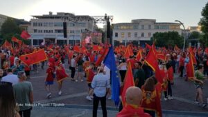 Podgorica: Skup Đukanovićevih pristalica, uzvikuju “Daj Tompsona”