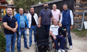 “Hvala im što me nisu zaboravili”: Teško ranjenom ratnom drugu na poklon invalidska kolica