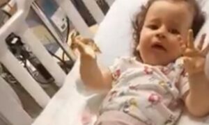 Sofija jede i maše kameri: Jednogodišnja heroina uskoro kreće na fizikalnu terapiju VIDEO