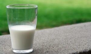 Neka vam postane navika: Evo zašto je dobro popiti šolju mlijeka pred spavanje