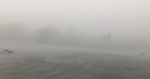 Dramatičan snimak širi se internetom: Spasioci izvlače veslače iz jezera tokom oluje
