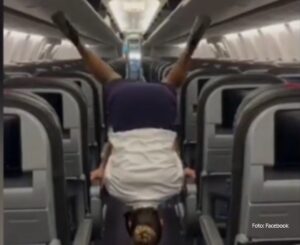 Stjuardesa postala hit na internetu: Pogledajte kako Lindzi zatvara pretince za ručni prtljag VIDEO