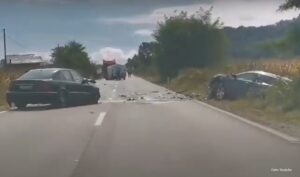 Zatvoren put nakon saobraćajke: Težak sudar dva automobila i kombija VIDEO