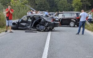 Žestok sudar dva vozila: Jedno auto potpuno uništeno, ima povrijeđenih