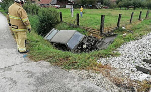 Koban prelazak preko pruge: Teretni voz naletio na automobil, jedna osoba poginula