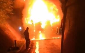 Velika buktinja na putu: Potpuno izgorio kamion, vozači bezuspješno gasili vatru VIDEO